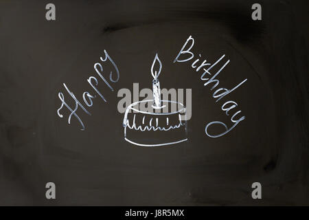 Chalk iscrizione buon compleanno tortina con candela. Foto Stock