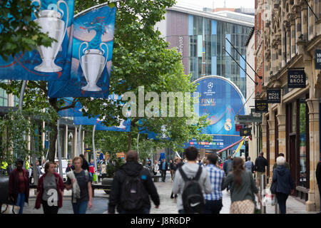 Rafforzate le misure di sicurezza in Cardiff prima della finale di Champions League tra il Real Madrid e la Juventus a Cardiff, nel Galles, UK. Foto Stock