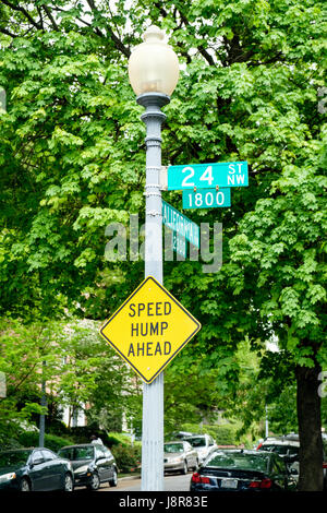 "Velocità hump ahead' segno sulla lampada posta a Washington DC, Stati Uniti d'America Foto Stock