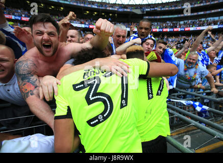 Huddersfield Town Isaia marrone (sinistra) e Rajiv van La Parra celebrare con ventole dopo aver vinto la scommessa Sky campionato play-off finale allo stadio di Wembley, Londra. Foto Stock