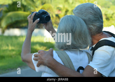 Coppia senior rendendo ritratto di auto Foto Stock