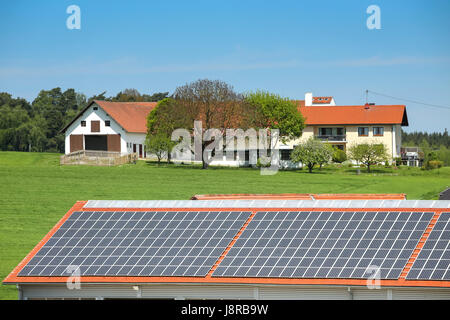 NANDLSTADT, Germania - 6 Maggio 2017 : i pannelli solari installati sul tetto di una casa in Nandlstadt, Germania. Foto Stock