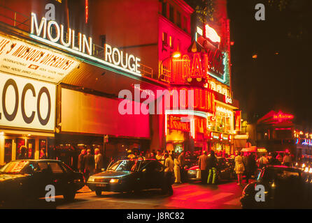 Il famoso night club Moulin Rouge, Boulevard de Clichy, Paris, Francia. Foto Stock