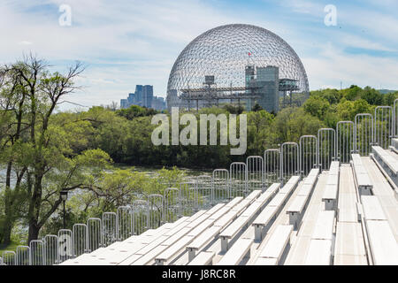 Montreal, CA - 28 Maggio 2017: Skyline di Montreal e della biosfera in primavera Foto Stock