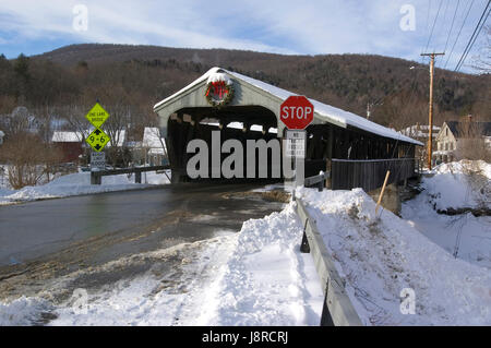 Il grande Eddy ponte coperto, chiamato anche il grande Eddy ponte coperto o Waitsfield ponte coperto, Waitsfrield, Vermont, USA Foto Stock