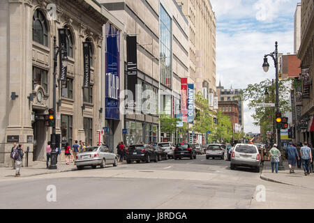 Montreal, CA - 21 Maggio 2017: Ste-Catherine Street Montreal è la principale arteria commerciale Foto Stock