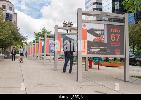 Montreal, CA - 27 Maggio 2017: mostra all'aperto su McGill College Avenue celebrando Expo 67 cinquantesimo anniversario Foto Stock