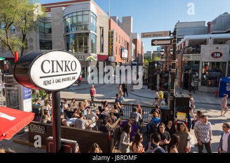 Montreal, CA - 27 Maggio 2017: St-Denis street è trasformato in una zona pedestrain durante "Terrasses Au Quartier Latin' dell'evento Foto Stock