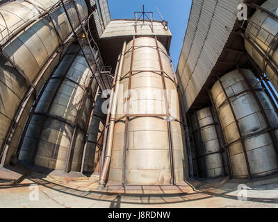 Enorme silos di chimica in stabilimento in Russia Foto Stock