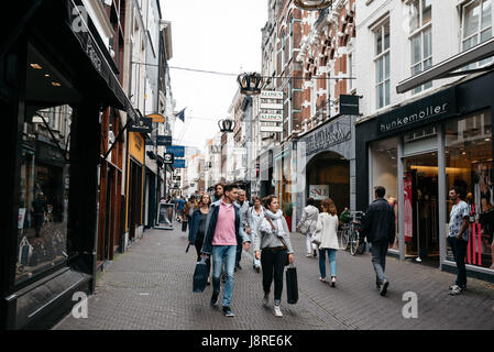 L'Aia, Paesi Bassi - 7 agosto 2016: le persone non identificate in hoogstraat una strada commerciale nel centro della città di l'aia. L'Aia è la Foto Stock