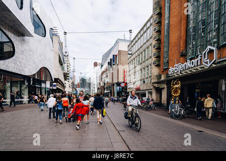 L'Aia, Paesi Bassi - 7 agosto 2016: le persone non identificate in Grote Marktstraat una strada commerciale nel centro della città di l'aia. L Aia Foto Stock