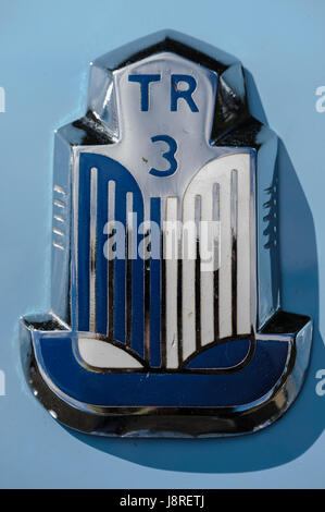 Trionfo TR3 modello badge in blu e bianco come montato su una vettura blu. Foto Stock