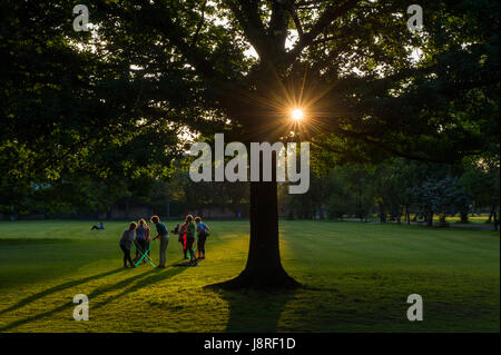 Anziane signore in un mantenersi classe utilizzando bande di resistenza al tratto Foto Stock