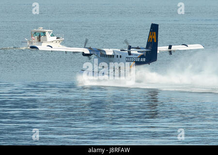 Porto aria idrovolanti de Havilland Canada DHC-6 Twin Otter idrovolanti tenendo fuori dal porto di Vancouver Centro di Volo, British Columbia, Canada. Foto Stock