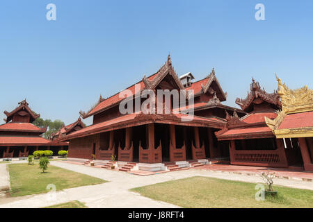 Vecchio ornato edifici presso il Royal Mandalay Palace a Mandalay, Myanmar (Birmania). Foto Stock