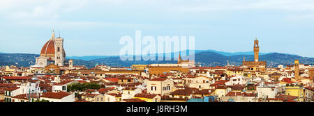 Panorama di Firenze di Santa Maria del Fiore e Palazzo Vecchio visto dalla prospettiva inusuale. Foto Stock