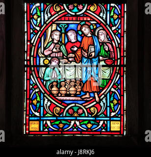 Scena della vita di Gesù, da Adolph Didron, Parigi, 1860, vetrata, Feltwell, Norfolk. Gesù a Cana Nozze, trasforma l'acqua in vino. Foto Stock