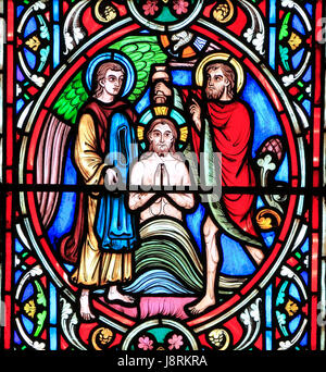 Scena della vita di Gesù, da Adolph Didron, Parigi, 1860, vetrata, Feltwell, Norfolk, Inghilterra, Gesù battezzato da Giovanni Battista Foto Stock