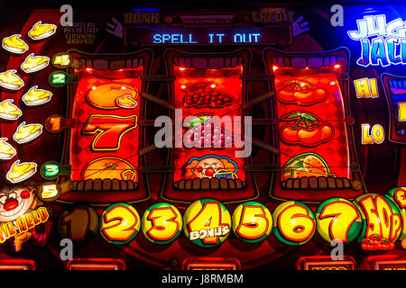 Close-up di illuminate slot machine Foto Stock