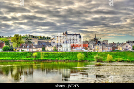 Vista della città di Amboise con il castello e il fiume Loira. La Francia. Foto Stock