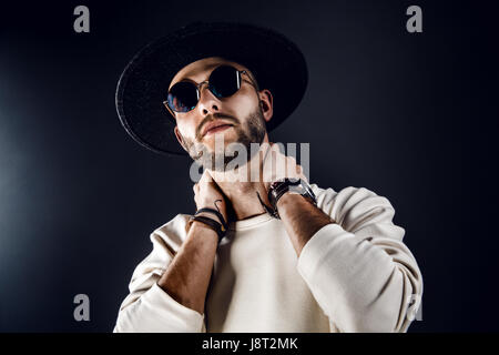 Uomo bello toccando il collo Foto Stock