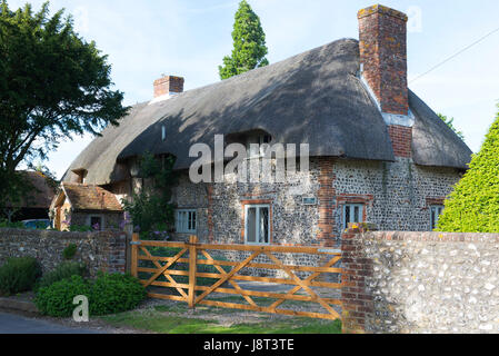 Tradizionale di pietra focaia con tetto in paglia e cottage di mattoni nel villaggio costiero di Chidham, West Sussex, Regno Unito Foto Stock