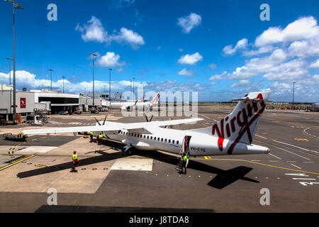 Vergine in Australia il personale di terra a lavorare sul jet prima del decollo all'Aeroporto di Sydney Foto Stock