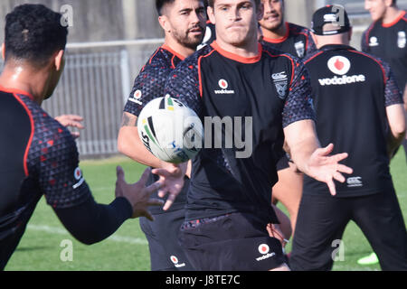 Auckland, Nuova Zelanda. Il 30 maggio 2017. Blake Ayshford di guerrieri passa durante la Nuova Zelanda NRL Warriors sessione di allenamento ad Auckland, in Nuova Zelanda. (Foto: Shirley Kwok/Pacific Stampa) Credito: PACIFIC PRESS/Alamy Live News Foto Stock