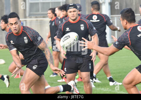 Auckland, Nuova Zelanda. Il 30 maggio 2017. Ken Maumalo (L) di guerrieri passa la palla durante la Nuova Zelanda NRL Warriors sessione di allenamento ad Auckland, in Nuova Zelanda. (Foto: Shirley Kwok/Pacific Stampa) Credito: PACIFIC PRESS/Alamy Live News Foto Stock