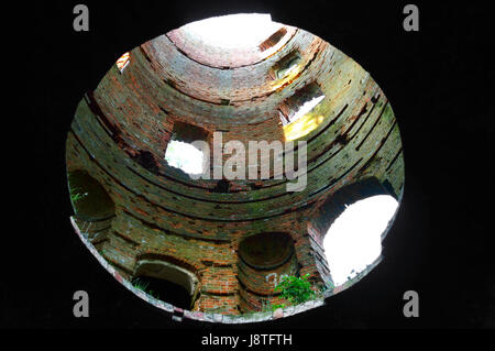 Visualizzare fino alla torre del monumento Racton rovina in Racton, West Sssex, England, Regno Unito Foto Stock