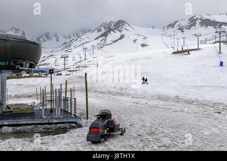 Seggiovia e la vista sul centro di villeggiatura da Costa Rodona, Pas de la Casa Grandvalira Ski Area, Andorra Foto Stock