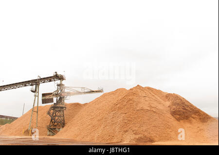 La cartiera di operazioni nel mercato americano del Pacifico del Nord Ovest. Chip di legno pila alimenta il materiale grezzo per il processo di produzione della carta. Foto Stock