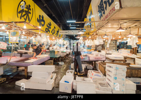 TSUKIJI TOKYO, Giappone - NOV 30 mercanti di pesce di vendita nel mercato del pesce Tsukiji il 30 novembre 2016 di Tsukiji, Giappone. Il mercato del pesce di Tsukiji è uno di bigg Foto Stock