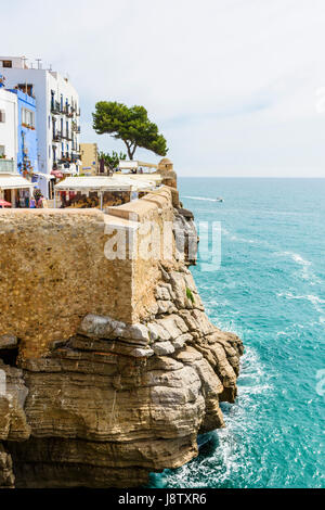 Vecchia città sul mare accanto a ingresso di roccia del Bufador, Peniscola, Spagna Foto Stock