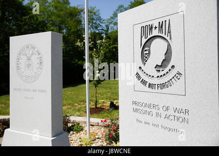 Il Memorial Day cerimonie presso il recentemente costruito memoriale di guerra al Valhalla Giardini della Memoria, lunedì, 29 maggio 2017 a Bloomington, ind. (Foto di Jeremy Hogan) Foto Stock