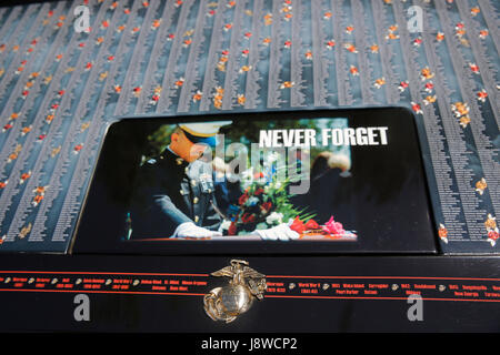 Il Memorial Day cerimonie presso il recentemente costruito memoriale di guerra al Valhalla Giardini della Memoria, lunedì, 29 maggio 2017 a Bloomington, ind. (Foto di Jeremy Hogan) Foto Stock