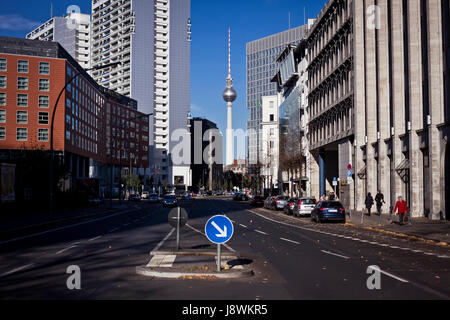 Un vuoto di strada nella zona Mitte di Berlino, Germania. Foto Stock