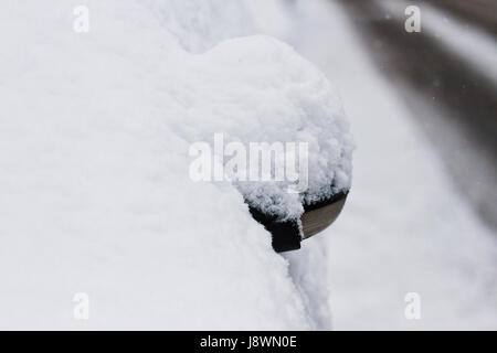 Coperte di neve specchietto laterale dopo una nevicata durante l'inverno a Berlino, Germania. Foto Stock