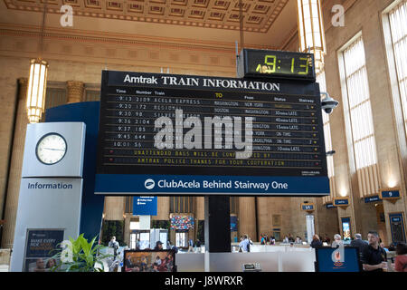Treno Amtrak informazioni nella scheda principale sala di attesa all'interno di setti 30th street stazione ferroviaria Philadelphia STATI UNITI D'AMERICA Foto Stock