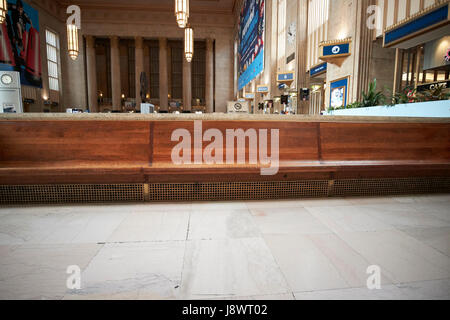 Lunghe panche di legno nella principale sala di attesa all'interno di setti 30th street stazione ferroviaria Philadelphia STATI UNITI D'AMERICA Foto Stock