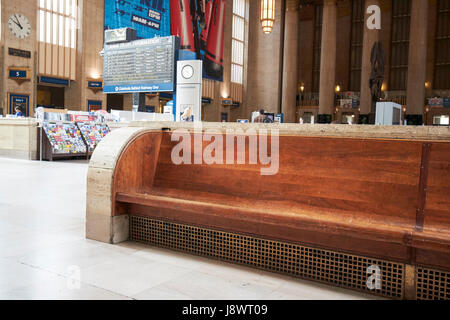 Lunghe panche di legno nella principale sala di attesa all'interno di setti 30th street stazione ferroviaria Philadelphia STATI UNITI D'AMERICA Foto Stock