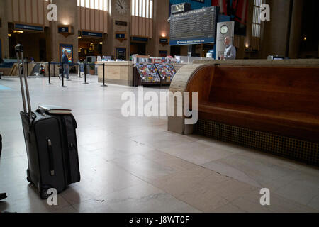 Lunghe panche di legno nella principale sala di attesa all'interno di setti 30th street stazione ferroviaria Philadelphia STATI UNITI D'AMERICA Foto Stock