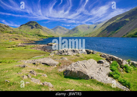 Inghilterra, Cumbria, Lake District inglese, Wastwater con grande timpano e Scafell Pike montagne sullo sfondo. Foto Stock
