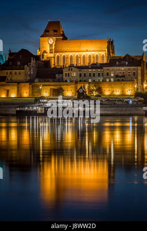 StJohn il Battista e San Giovanni Evangelista della cattedrale si riflette nel fiume Vistola presso la calma sera, Torun, Polonia Foto Stock