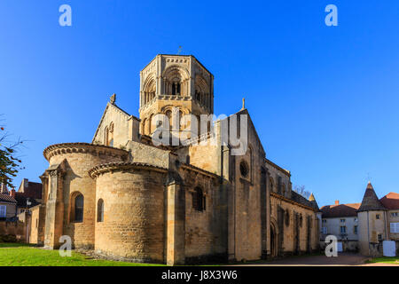 Francia, Saone et Loire, Semur en Brionnais, etichettato Les Plus Beaux Villages de France, chiesa di Saint Hilaire Foto Stock