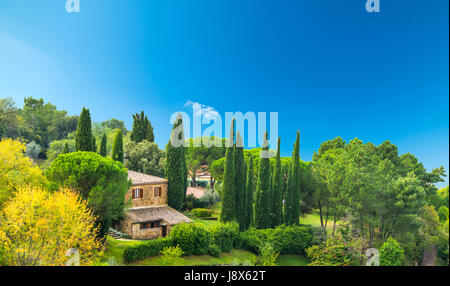 Agriturismo su una verde collina in Toscana, Italia Foto Stock