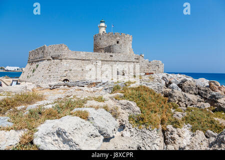 Vista alternativa della Fortezza di San Nicola con il faro in Mandaki porto, l' isola di Rodi, Grecia Foto Stock