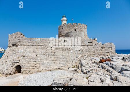 Vista alternativa della Fortezza di San Nicola con il faro in Mandaki porto, l' isola di Rodi, Grecia Foto Stock