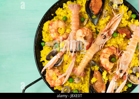 Primo piano dello spagnolo paella di frutti di mare nella Paellera con copyspace Foto Stock