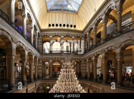 Interno del tardo XIX secolo Neo Gothic Magna Plaza Shopping Mall a Nieuwezijds Voorburgwal, Amsterdam, Paesi Bassi. (Maglia di 2 immagini). Foto Stock